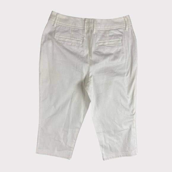 St. John's Bay Womens Size 6 White Capri Pants Zipper Secretly Slender Pockets - Picture 2 of 8